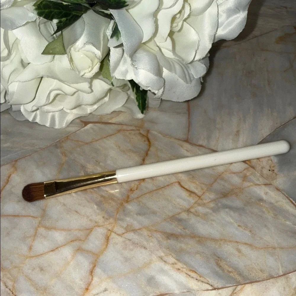 Flat Eyeshadow Brush White Handle Gold Ferrule Synthetic Bristles Lid‎ Shader